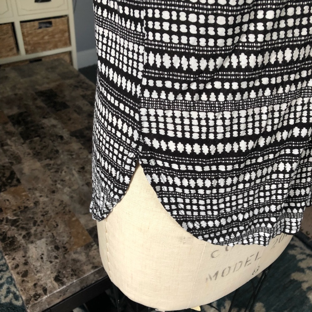 Patterned Scoop Neck Tee - Picture 2 of 4